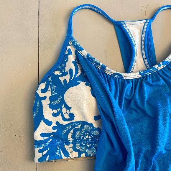 Lululemonm tank w built-in padded sports braw - Picture 2 of 8